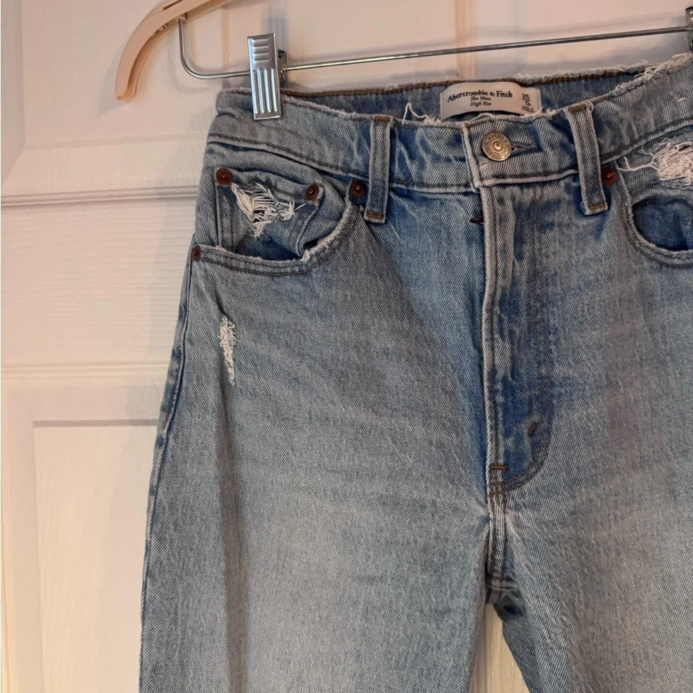 Abercrombie & Fitch The Mom High Rise Distressed Cropped Women's Jeans - Picture 4 of 7